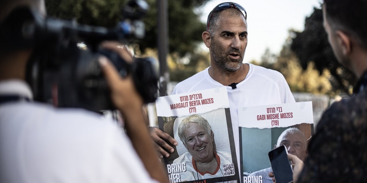 İsrail ordusunun bir aydır bombaladığı Gazze'deki İsrailli esirlerin aileleri hükümete baskıyı sürdürüyor