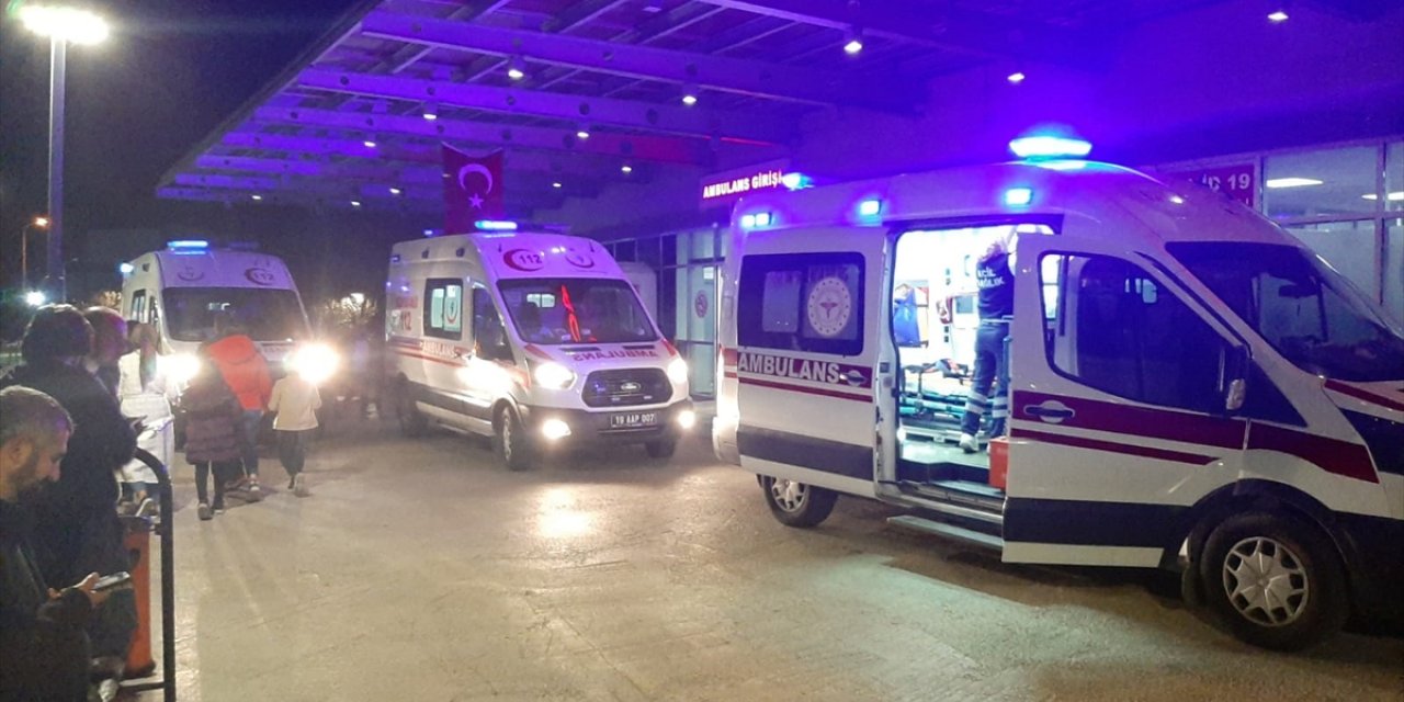 Çorum'da iki otomobilin çarpıştığı trafik kazasında anne ve oğlu öldü, 3 kişi yaralandı