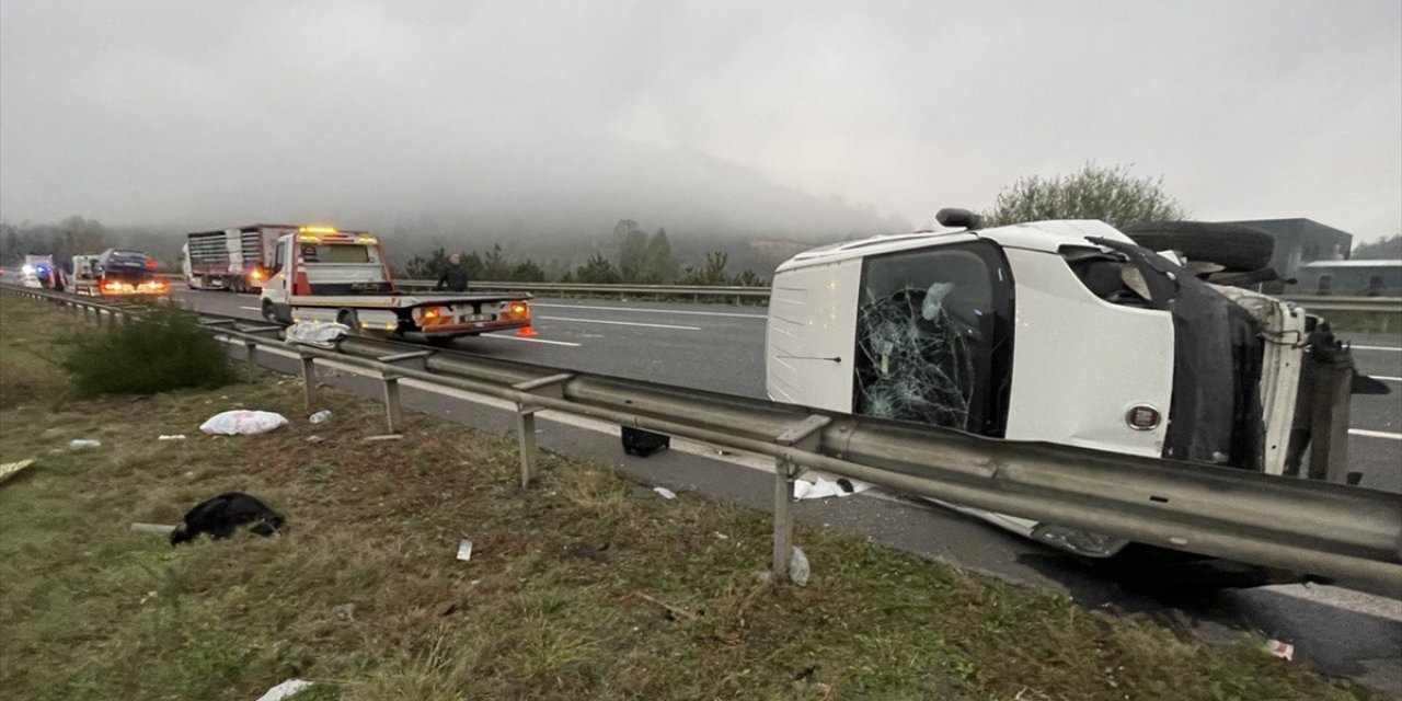 Anadolu Otoyolu'nda iki otomobilin karıştığı kazada 6 kişi yaralandı