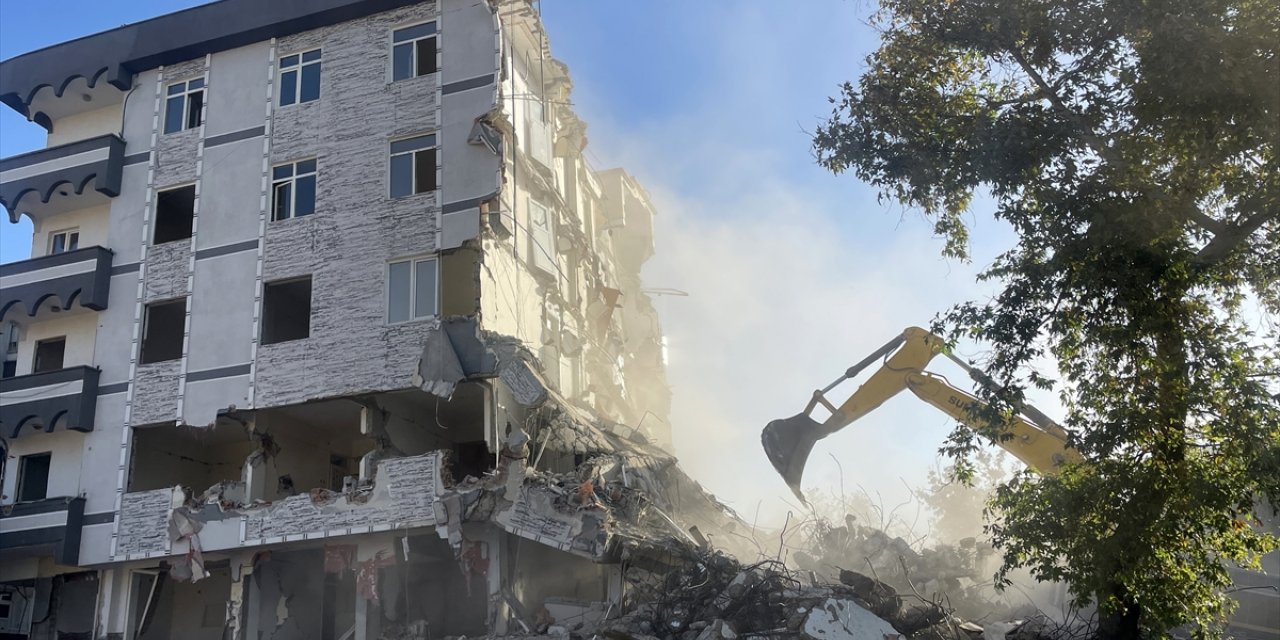 Kahramanmaraş'ta ağır hasarlı binaların yıkımı sürüyor