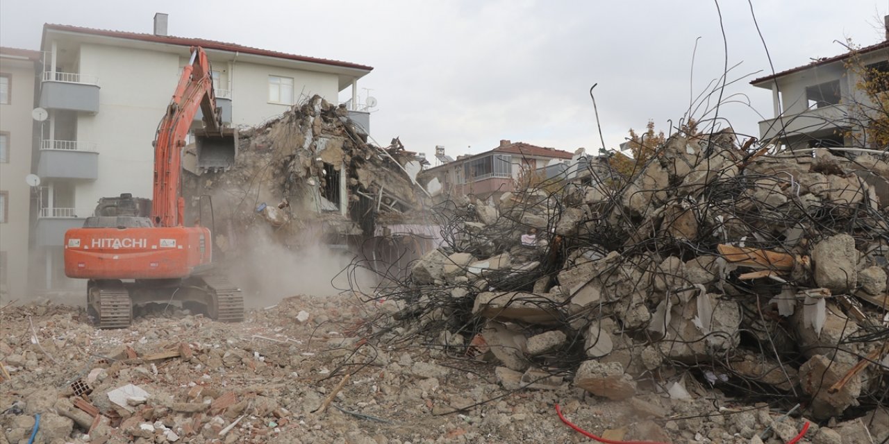 Elazığ'da ağır hasarlı yapıların yaklaşık yüzde 65'i yıkıldı