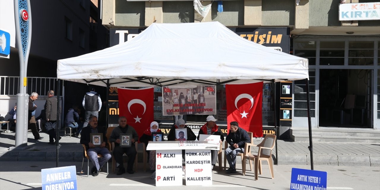 Muşlu aileler, HDP önündeki eylemlerine devam ediyor