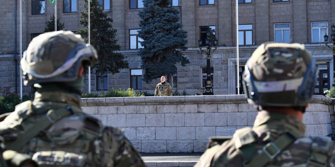 Azerbaycan'ın Karabağ Zaferi'nin yıl dönümü Hankendi'de askeri geçit töreniyle kutlandı