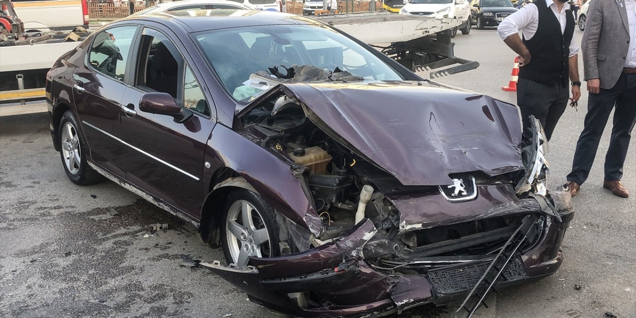 Bursa'da ambulansla otomobilin çarpıştığı kazada 2 kişi yaralandı