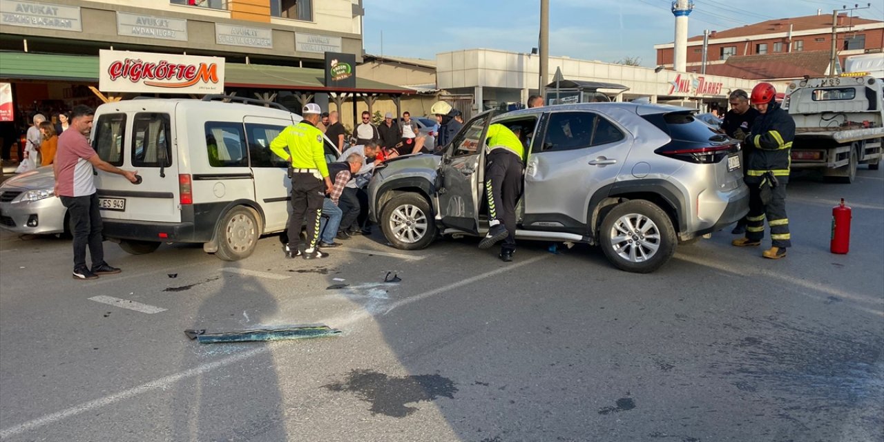 Düzce'de cipin panelvana çarptığı kazada 4 kişi yaralandı