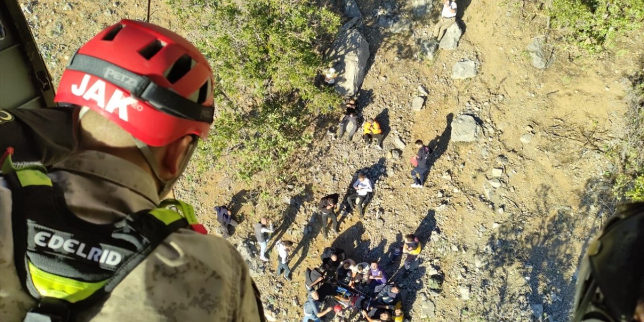 Batman’da kayalıklardan düşen kişi helikopterle kurtarıldı