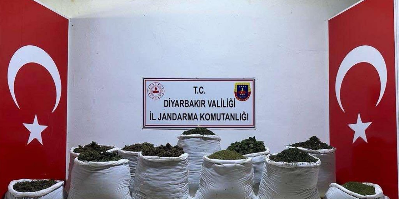 Diyarbakır'da 135 kilogram esrar ve 47 bin 800 kök Hint keneviri ele geçirildi