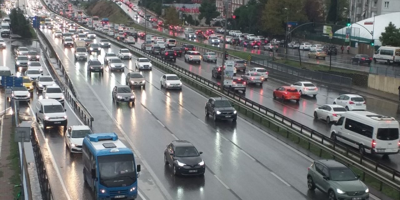 İstanbul'da yağmurun da etkisiyle trafik yoğunluğu yüzde 80'e çıktı