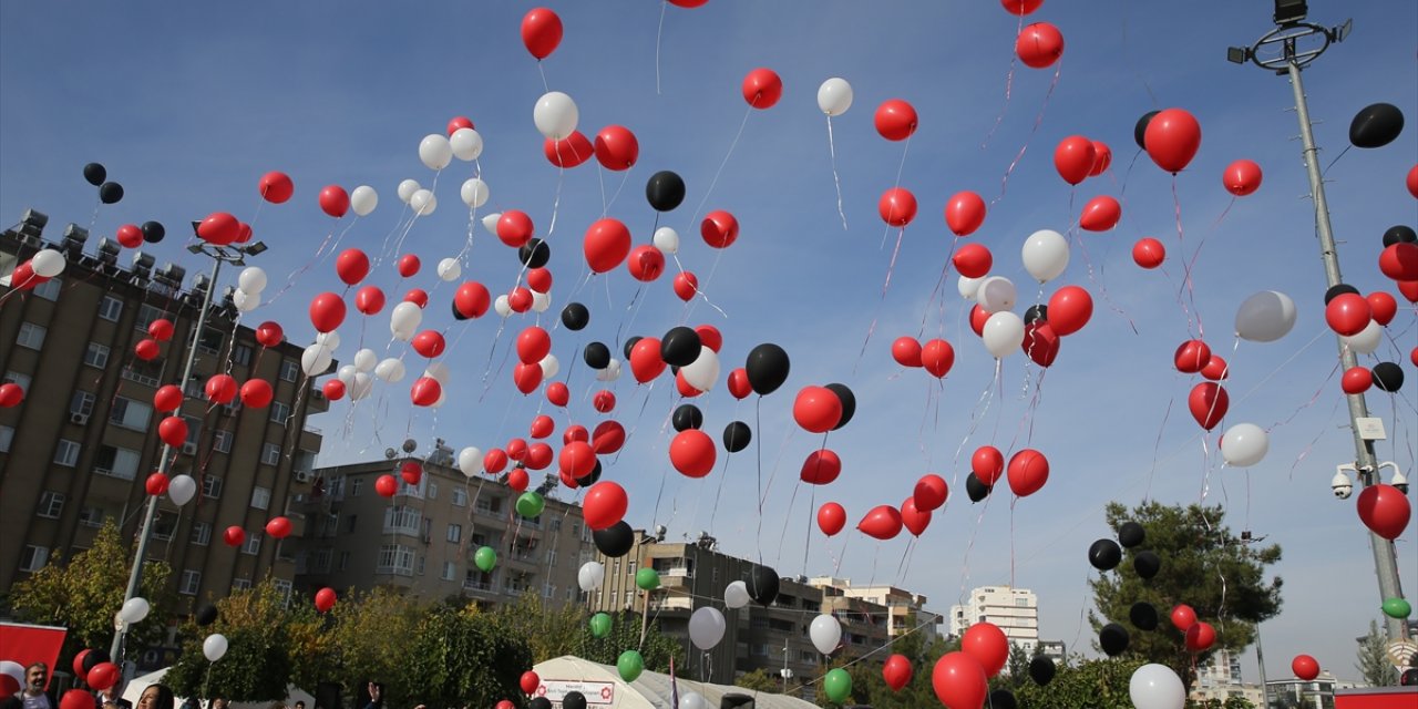 İsrail'in saldırılarında hayatını kaybeden Filistinli çocuklar için gökyüzüne balon bırakıldı