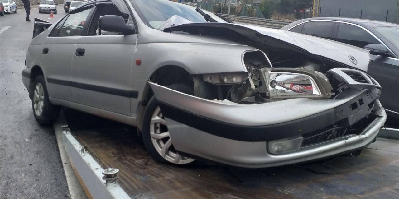 Maltepe'de duvara çarpan otomobildeki 2 kişi yaralandı