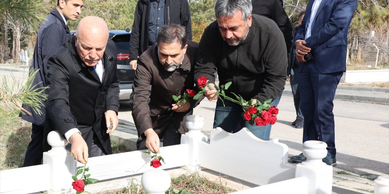 Van depreminde hayatını kaybeden gazeteci Sebahattin Yılmaz, mezarı başında anıldı