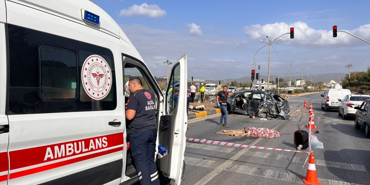 Milas'ta yolcu otobüsüyle otomobil çarpıştı, 1 kişi öldü, 3 kişi yaralandı