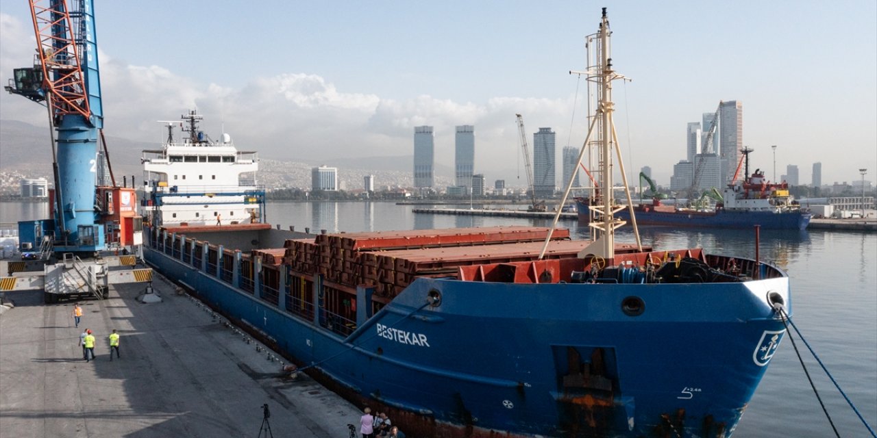 Gazze'ye sağlık malzemeleri taşıyacak gemi, İzmir'den yola çıkmaya hazırlanıyor