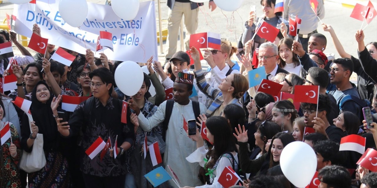 İzmir'deki yabancı öğrenciler Filistin için beyaz balonlar bıraktı