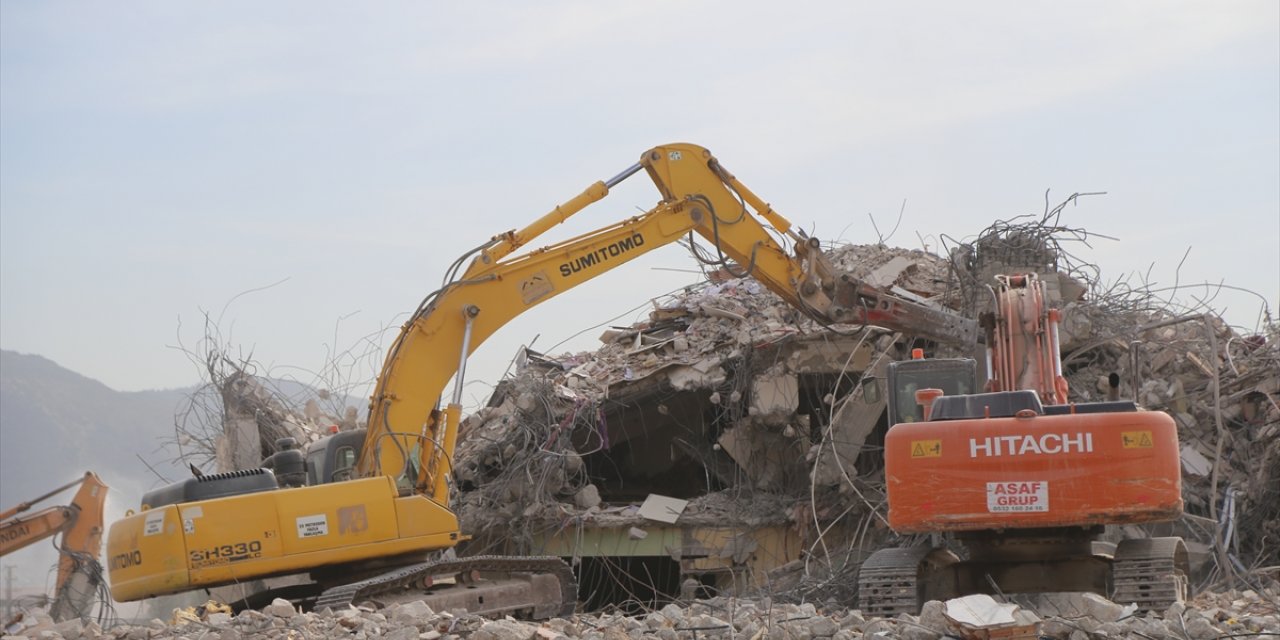 Hatay'da depremlerde ağır hasar alan 3 bina kontrollü yıkıldı