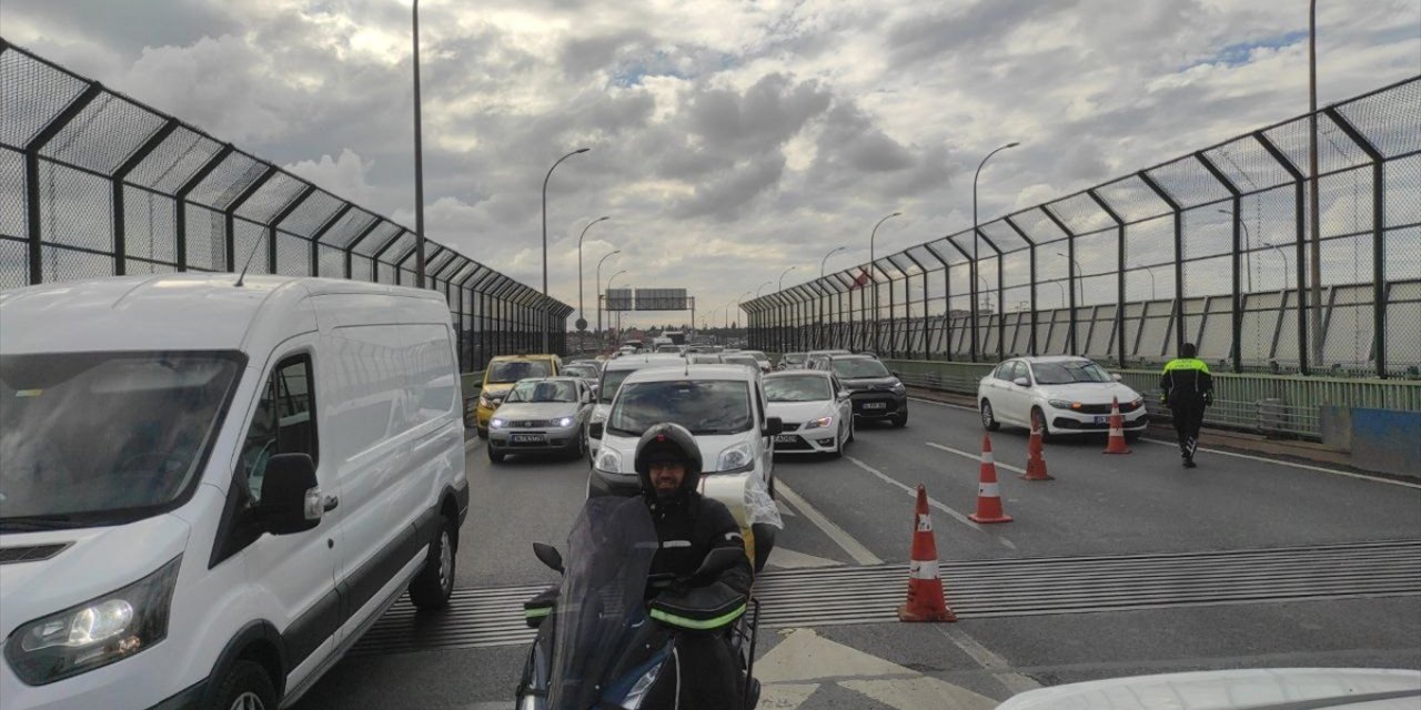 Haliç Köprüsü'nde devrilen otomobil trafik yoğunluğuna neden oldu