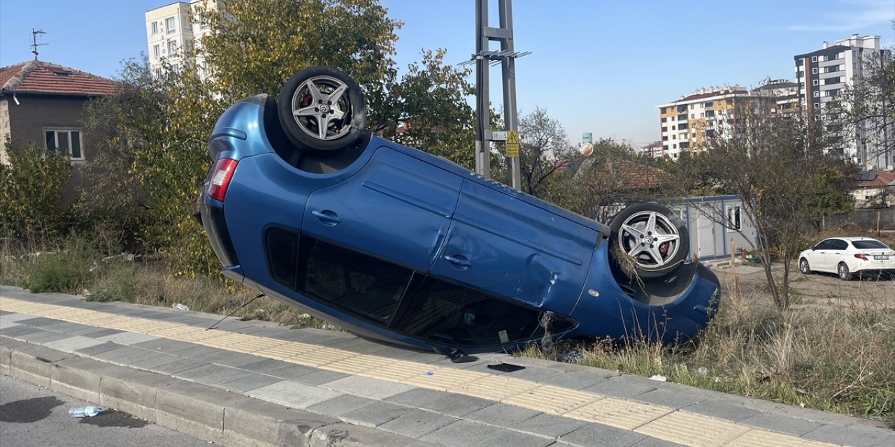 Kayseri'de devrilen otomobildeki anne ile 2 çocuğu yaralandı