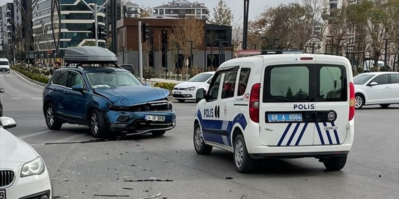 Voleybolcu Büşra Kılıçlı'nın kullandığı otomobil ile hafif ticari araç çarpıştı, 2 kişi yaralandı