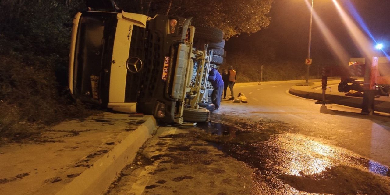 Beykoz'da virajı alamayan beton mikseri devrildi