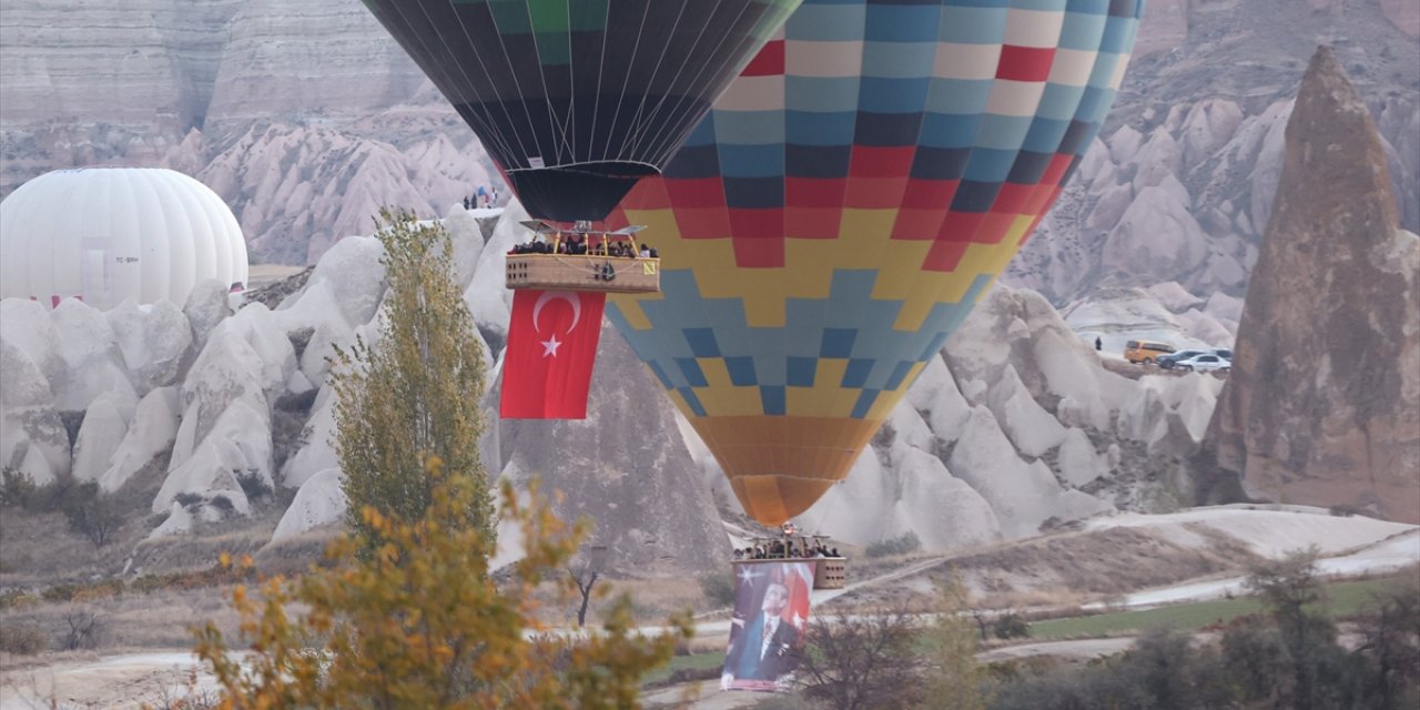 Kapadokya'da balonlar Türk bayrağı ve Atatürk posteriyle uçtu