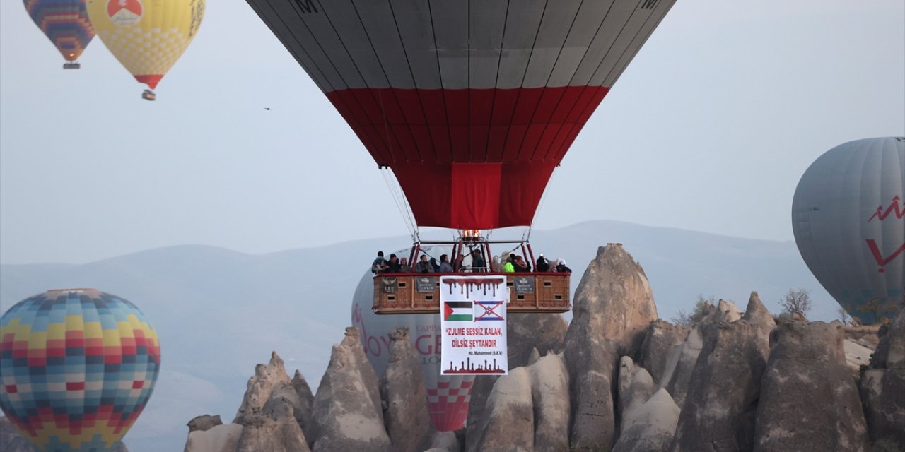 Kapadokya'da sıcak hava balonu İsrail'e tepki pankartıyla uçtu