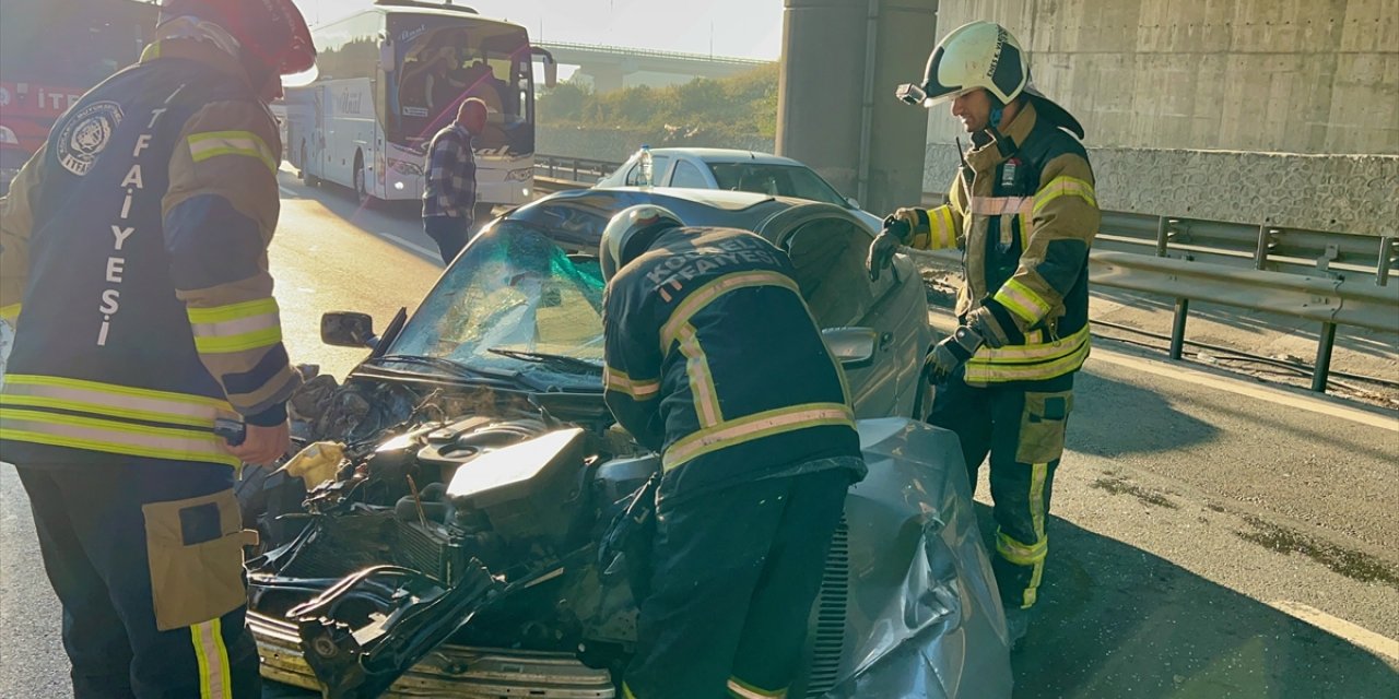 Kocaeli'de maden suyu yüklü tıra çarpan otomobildeki 3 kişi yaralandı