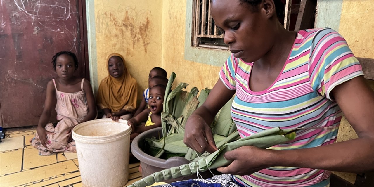 Kamerun'da temel gıda maddesi "manyok çubuğu" asırlardır sofraların vazgeçilmezi