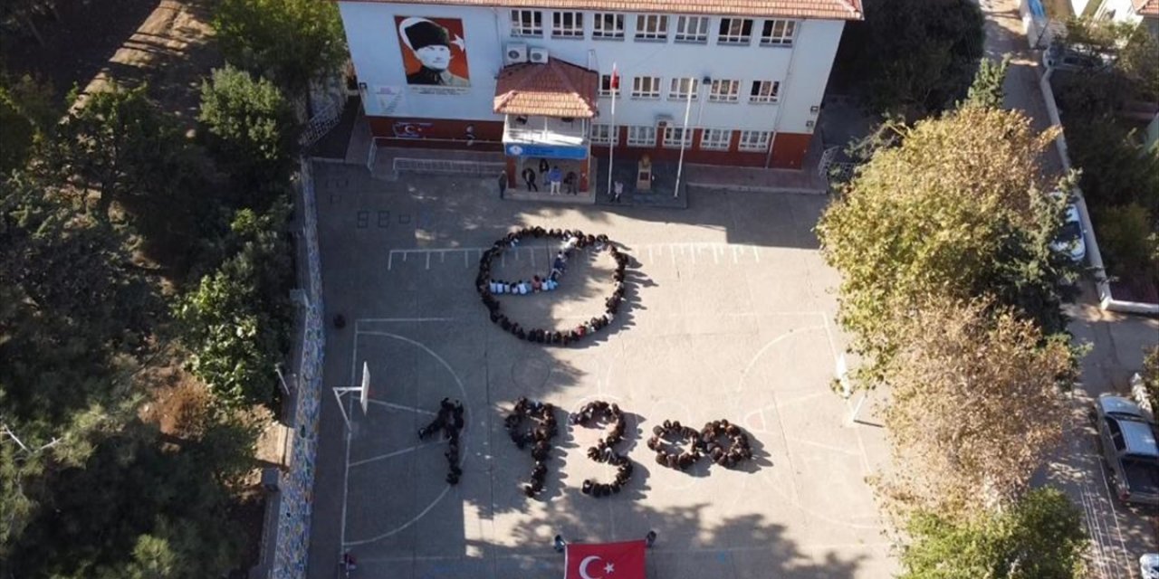 Hatay'da ilkokul öğrencileri koreografiyle Atatürk'ü andı