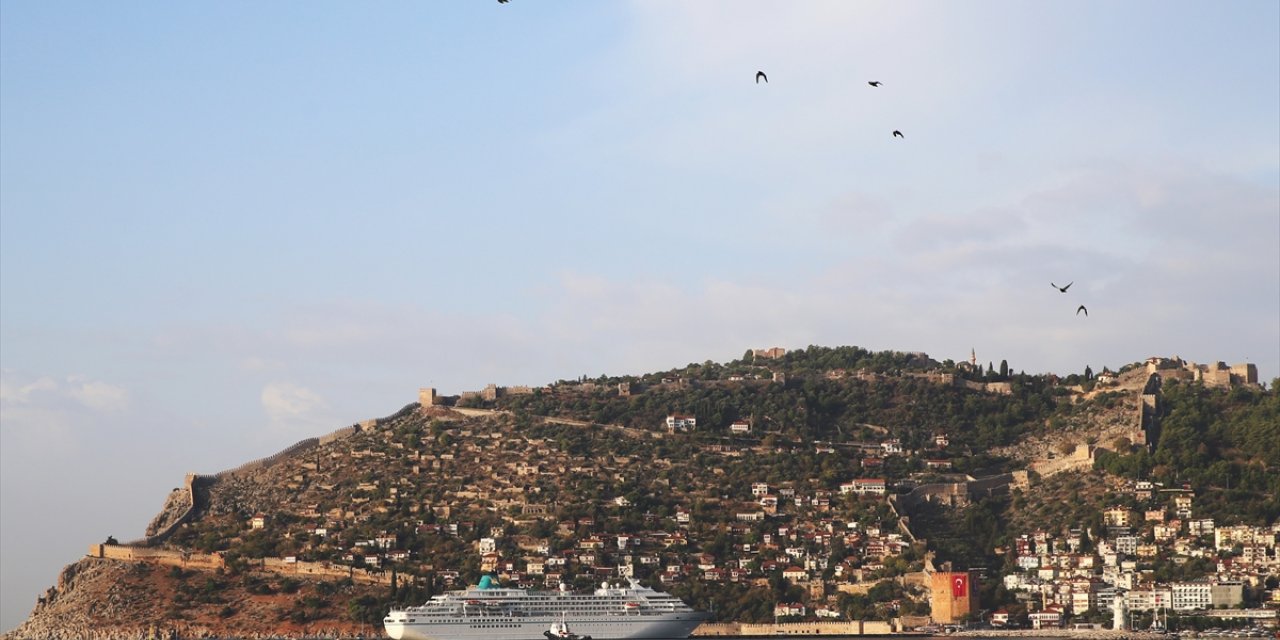 Kruvaziyer "Amadea" Alanya Limanı'na demirledi