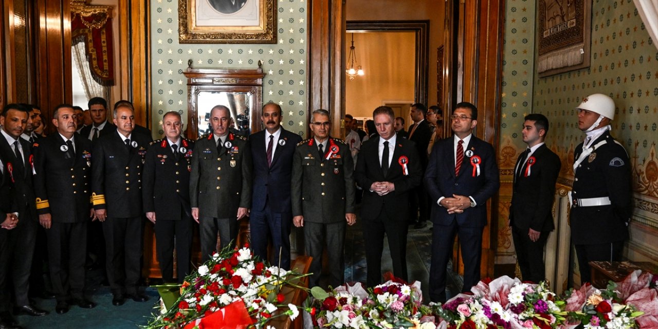 İstanbul Valisi Gül, Atatürk'ün hayata gözlerini yumduğu Dolmabahçe Sarayı'nı ziyaret etti