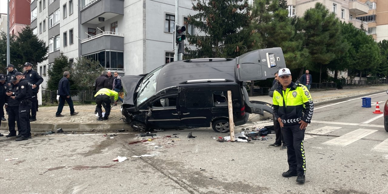 Samsun'da hafif ticari araç ile otomobil çarpıştı, 2'si polis 4 kişi yaralandı