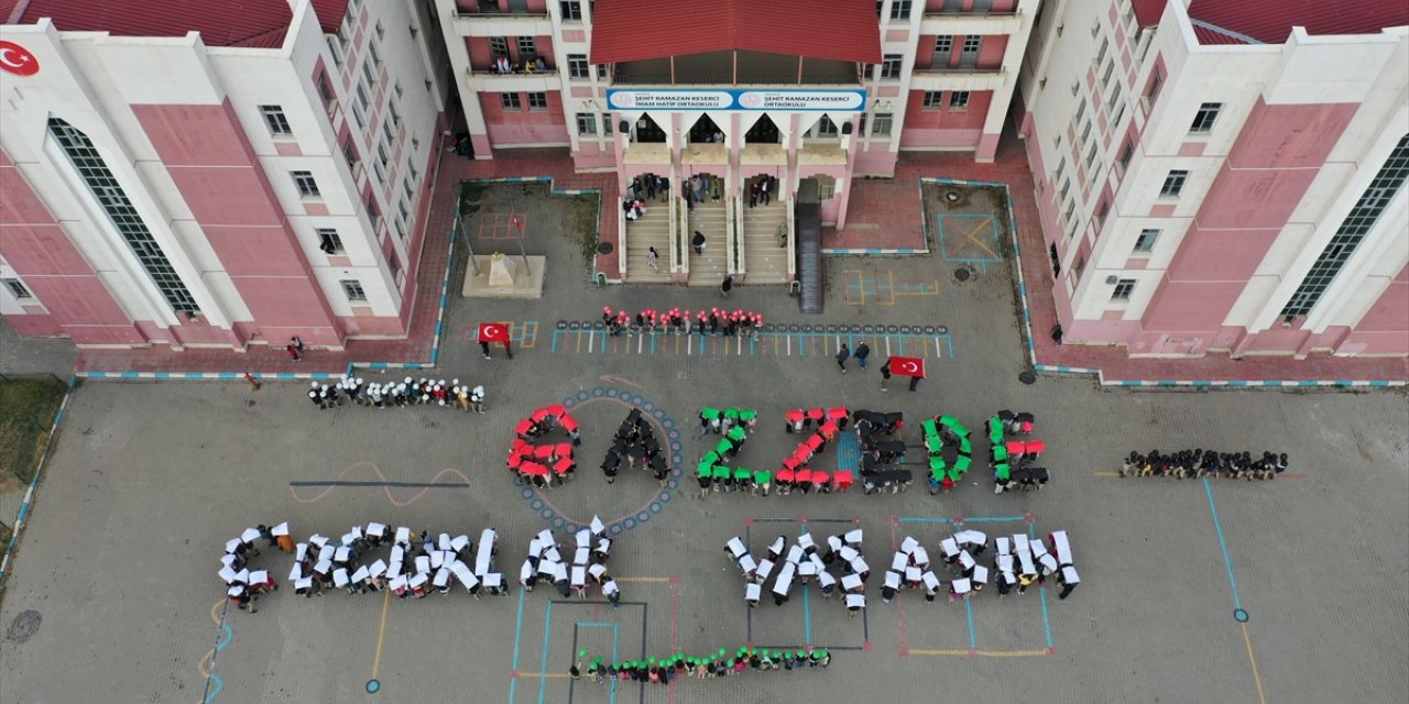 Van'da öğrenciler "Gazze'de Çocuklar Yaşasın" koreografisi oluşturdu