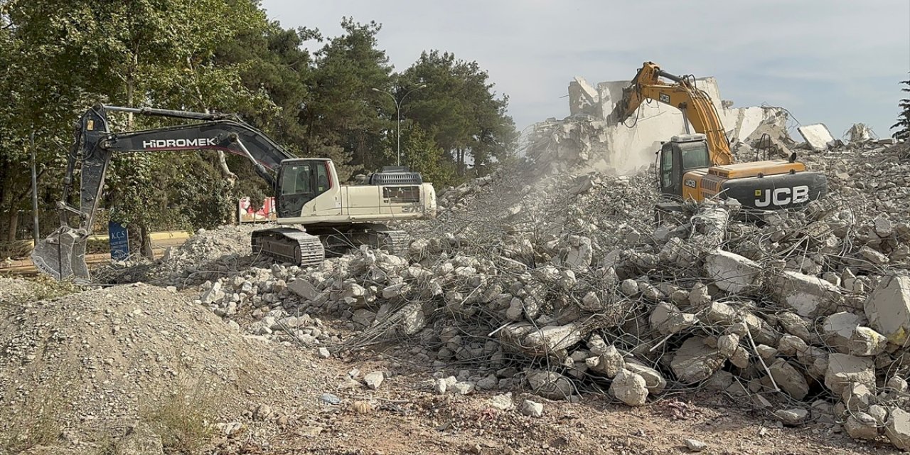 Kahramanmaraş'ta ağır hasarlı binaların yıkımı sürüyor