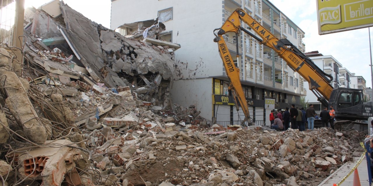 Batman'da kontrollü yıkılan binanın çökmesi sonucu yanındaki apartman hasar gördü