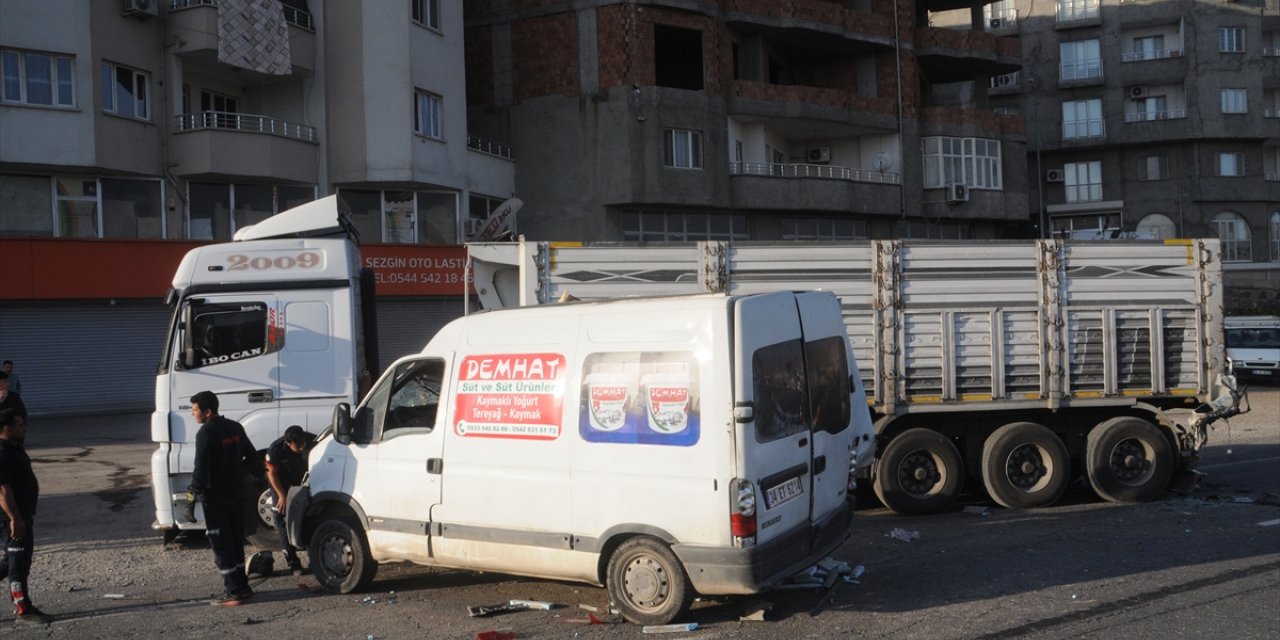 Şırnak'ta panelvanın kamyona çarpması sonucu 1 kişi öldü, 1 kişi yaralandı