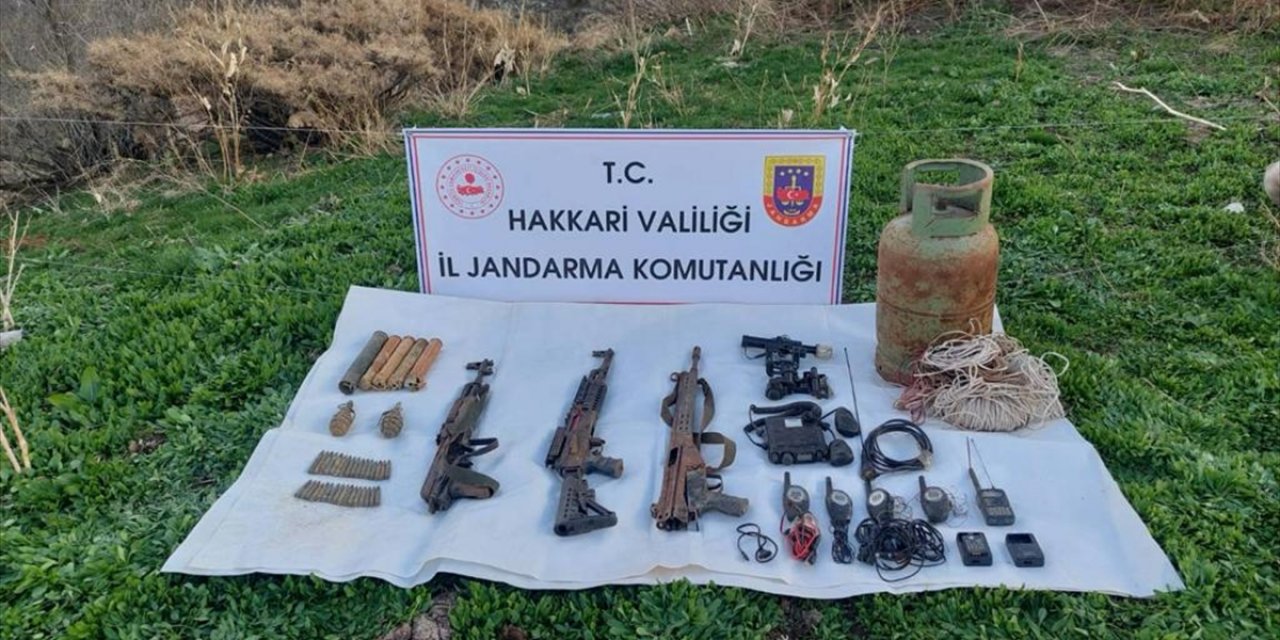 Hakkari'de terör operasyonunda silah ve mühimmat ele geçirildi