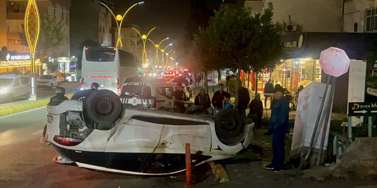 Kocaeli'de halk otobüsü ile otomobilin çarpıştığı kaza araç kamerasına yansıdı