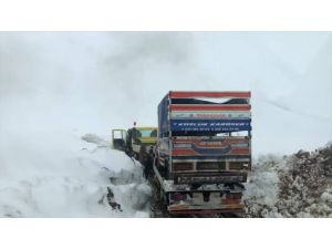 Siirt'te karda mahsur kalan sürücüler kurtarıldı