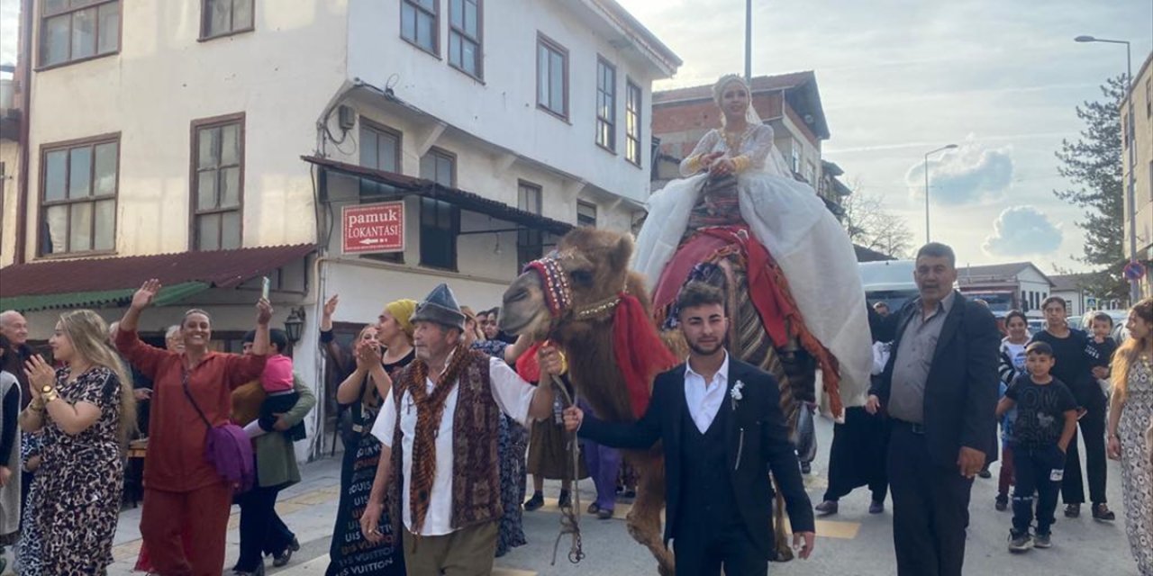 Sakarya'da düğün merasimi öncesi gelini deveye bindirip gezdirdiler