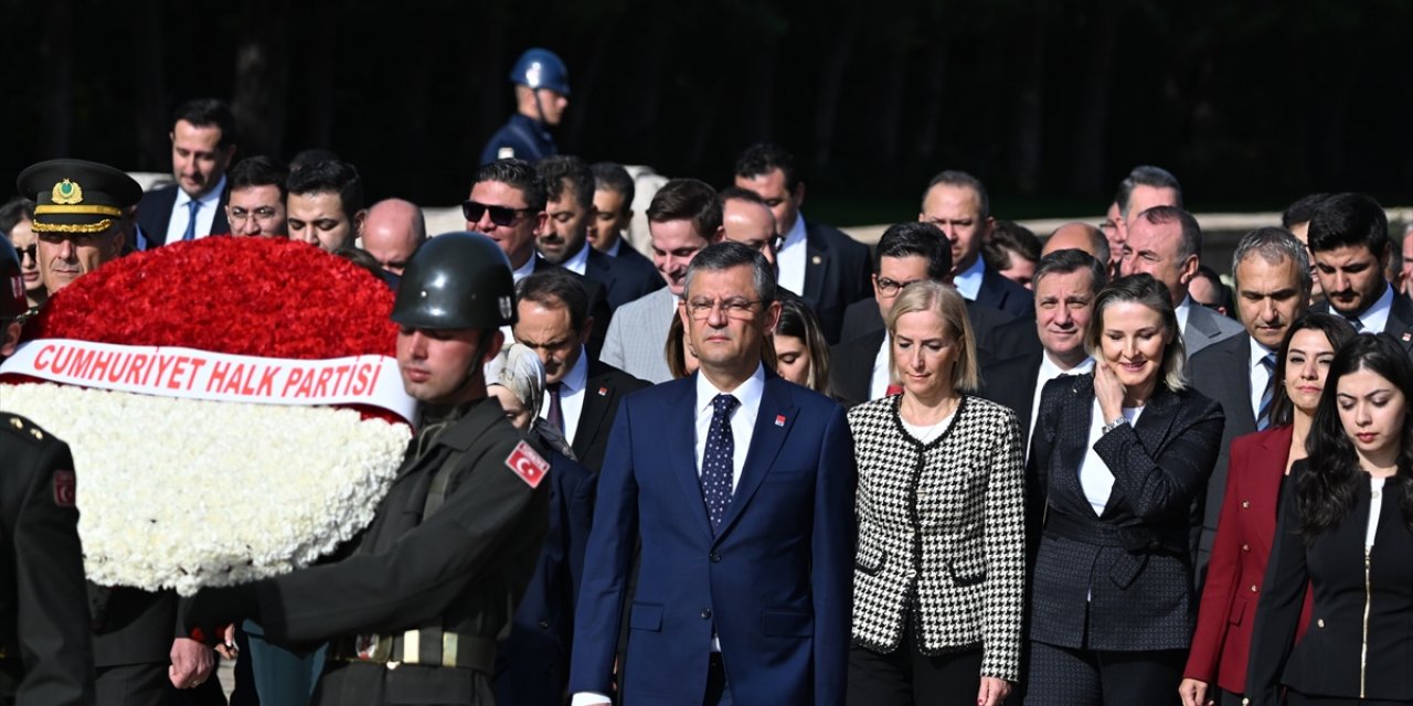 CHP Genel Başkanı Özel, yeni PM ve YDK üyeleriyle Anıtkabir'i ziyaret etti