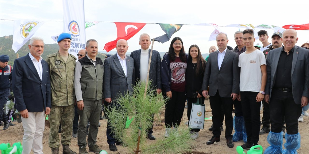 İzmir ve çevre illerde fidanlar toprakla buluştu