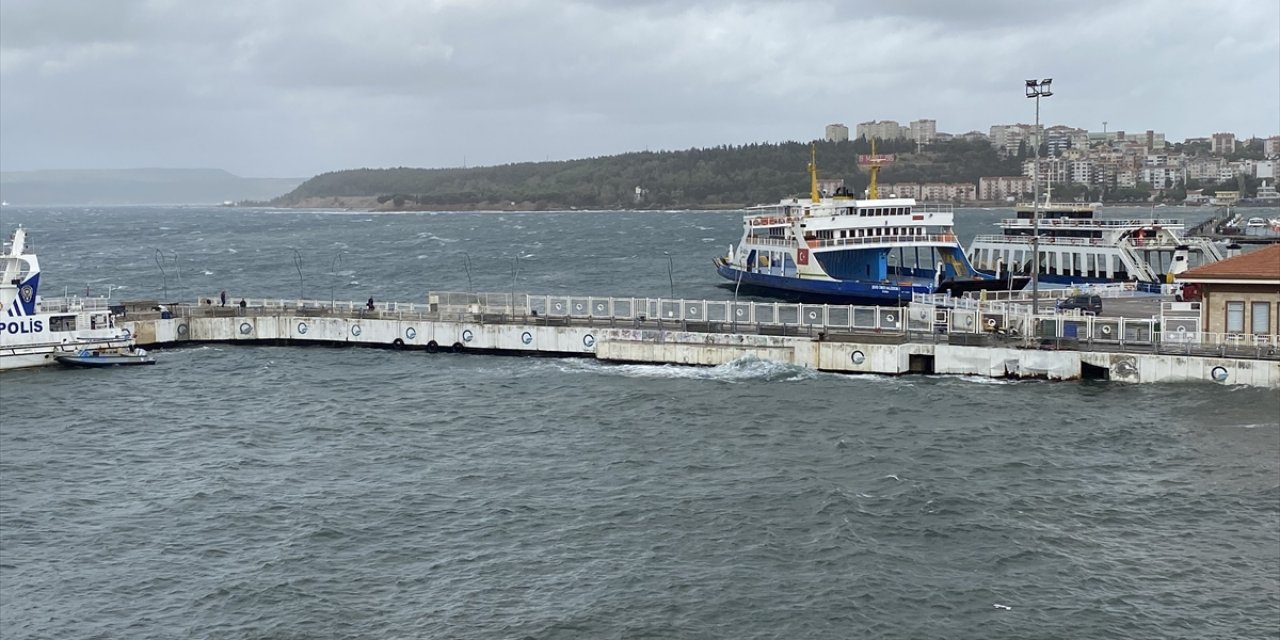 Çanakkale Boğazı'ndaki fırtına yerel feribot trafiğini aksatıyor