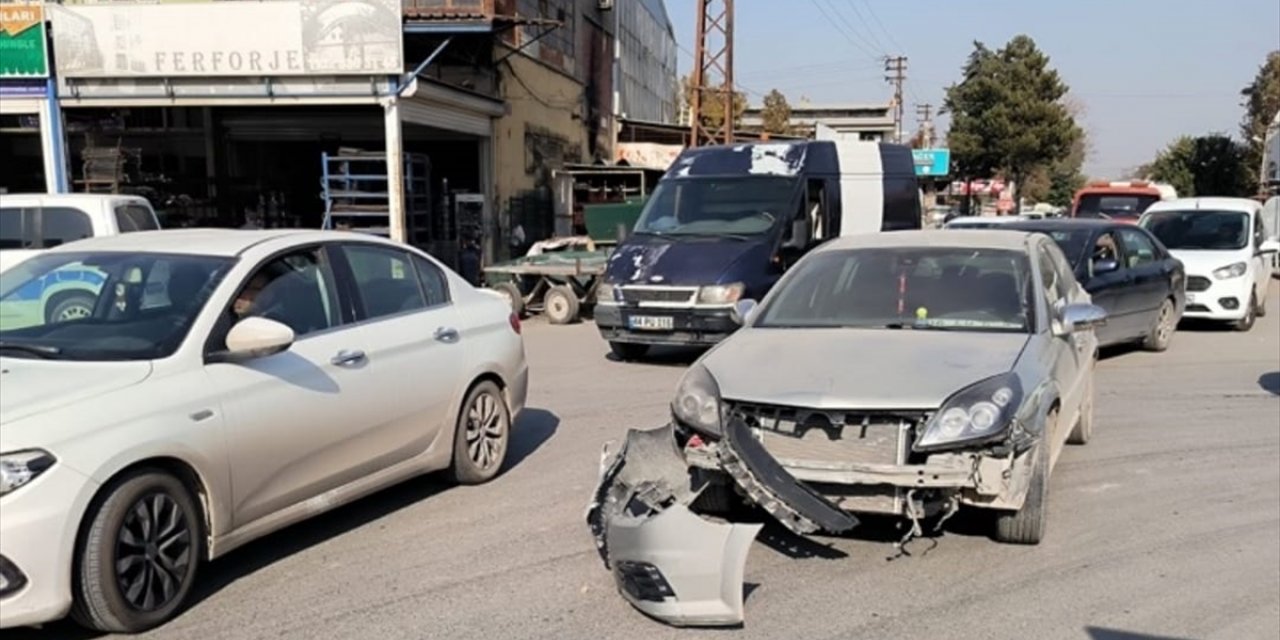 Malatya'da otomobilin çarptığı motosikletteki 2 polis yaralandı