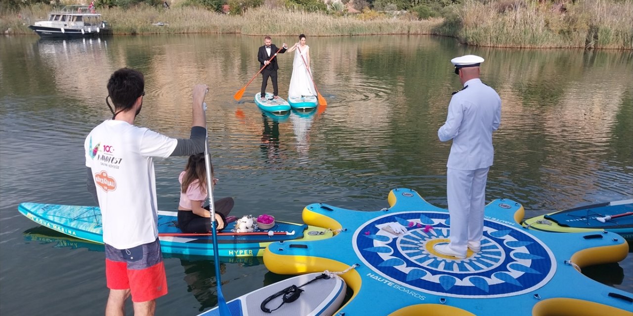 Muğla'da deniz tutkunu çift için su üstünde temsili nikah töreni