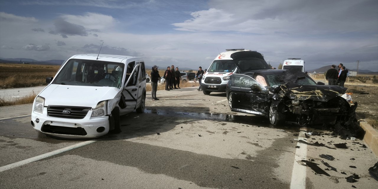 Kütahya'da trafik kazasında aynı aileden 4 kişi yaralandı