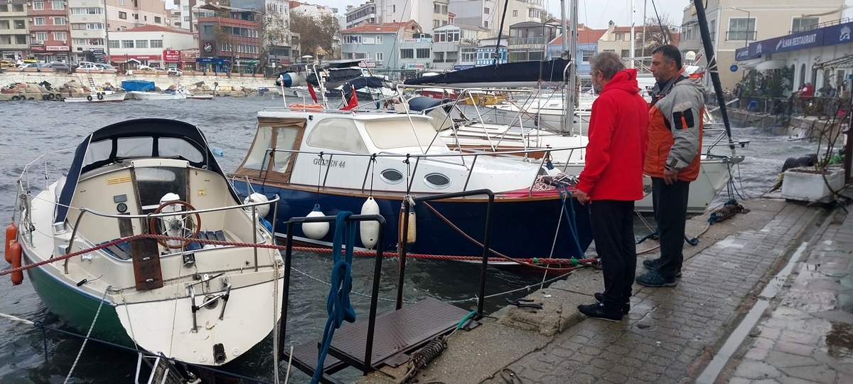 Çanakkale'de kuvvetli lodos limandaki 2 tekneyi batırdı