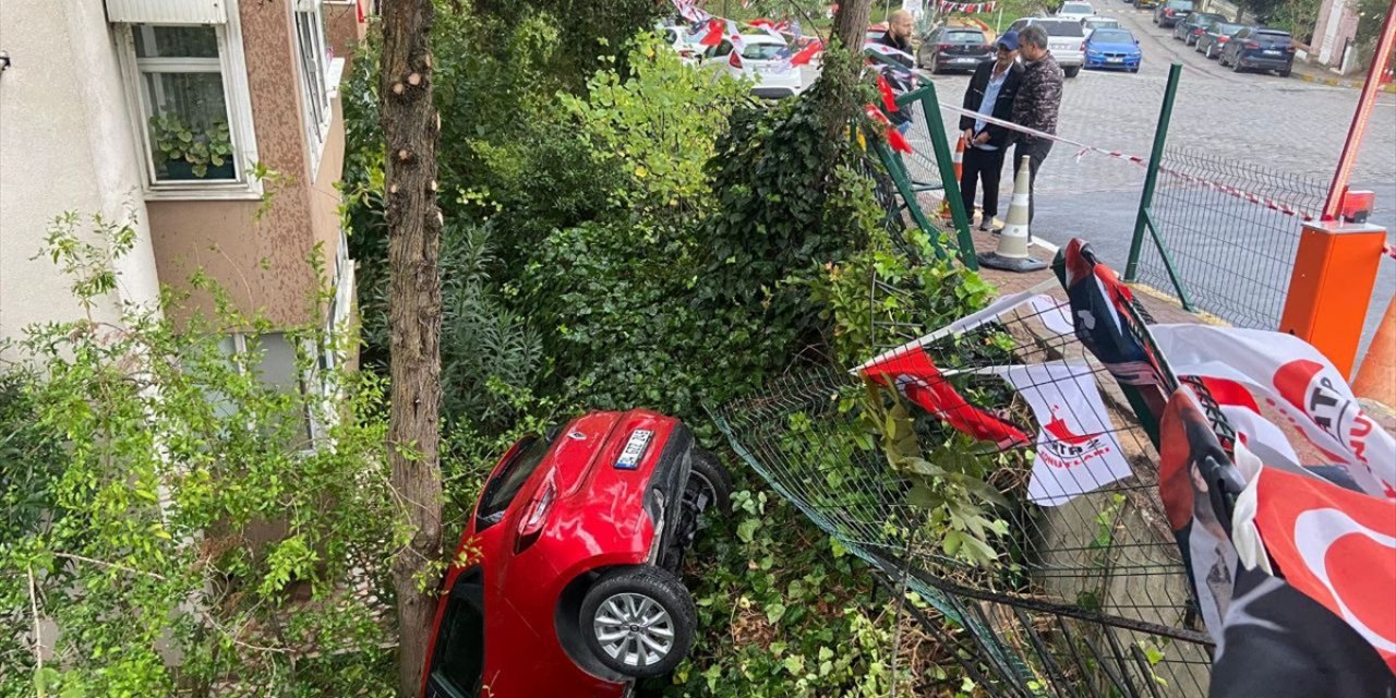 Üsküdar'da binanın bahçesine düşen otomobildeki bir kişi yaralandı