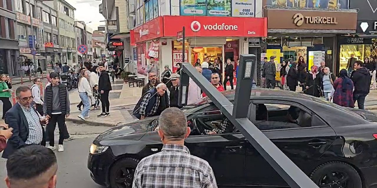 Düzce'de aydınlatma direği seyir halindeki otomobilin üzerine devrildi