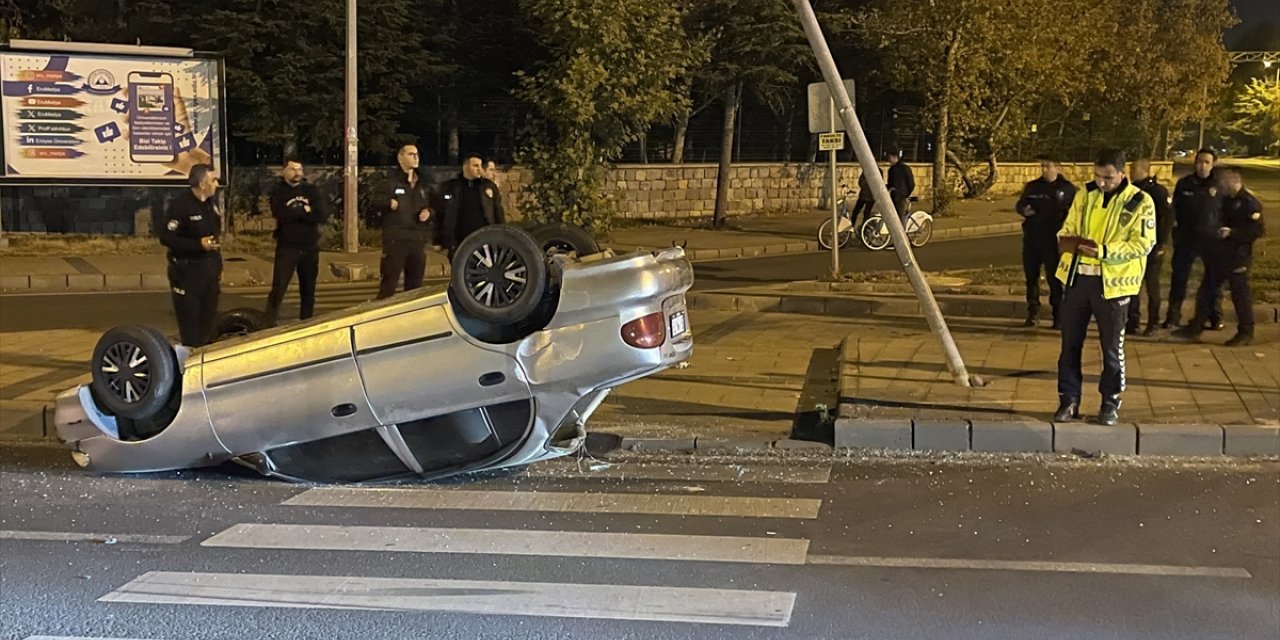 Kayseri'de devrilen otomobildeki 4 kişi yaralandı