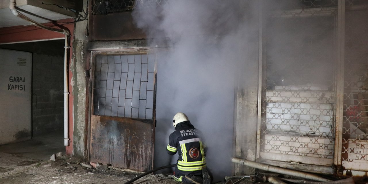 Elazığ'da bir apartmana ait garajda çıkan yangın söndürüldü